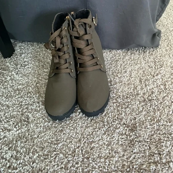 *NEVER WORN* Green Ankle Booties - Picture 4 of 4